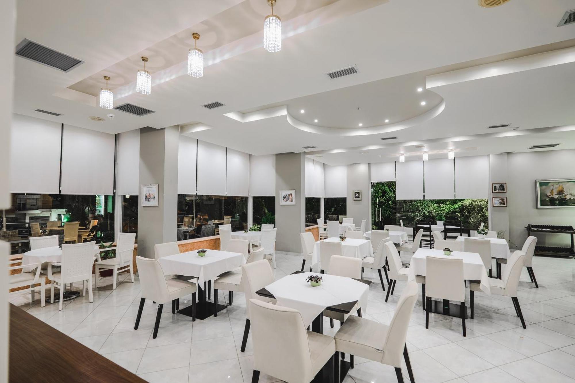 Hotel Oasis Саранде Екстериор снимка